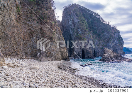 【静岡県】伊豆半島ジオパーク・浮島海岸(ふとうかいがん) 柱状節理の岩 【静岡県】伊豆半島ジオパーク・浮島海岸(ふとうかいがん) 柱状節理の岩 103337905
