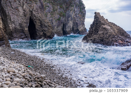 【静岡県】伊豆半島ジオパーク・浮島海岸(ふとうかいがん) 柱状節理の岩 【静岡県】伊豆半島ジオパーク・浮島海岸(ふとうかいがん) 柱状節理の岩 103337909
