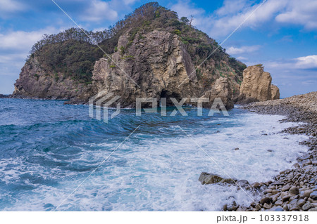 【静岡県】伊豆半島ジオパーク・浮島海岸(ふとうかいがん)　柱状節理の岩 103337918