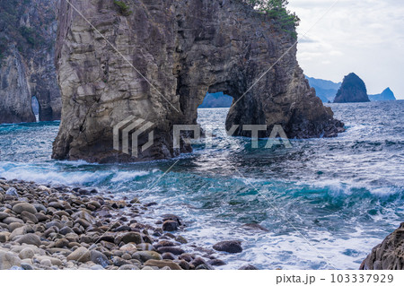 【静岡県】伊豆半島ジオパーク・浮島海岸(ふとうかいがん) 柱状節理の岩 【静岡県】伊豆半島ジオパーク・浮島海岸(ふとうかいがん) 柱状節理の岩 103337929