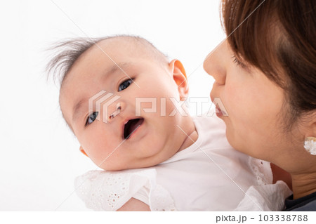 赤ちゃんとママ　baby and mom 103338788