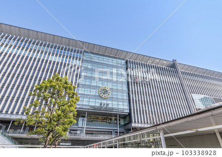 福岡県福岡市　九州地方最大のターミナル駅　快晴のJR博多駅（博多口） 103338928