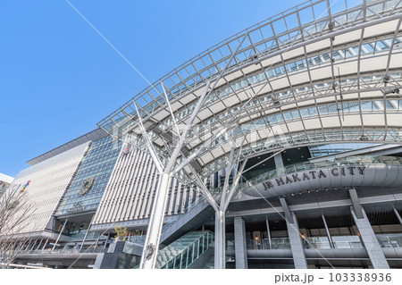 福岡県福岡市　九州地方最大のターミナル駅　快晴のJR博多駅（博多口） 103338936