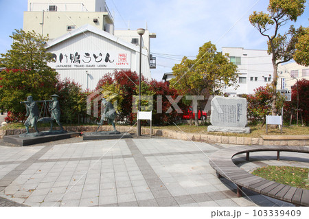 遊行の砂持ち　遊行の砂持ち像　ゆうぎょうのすなもち　モニュメント　松尾芭蕉　気比神宮　敦賀市内　 103339409