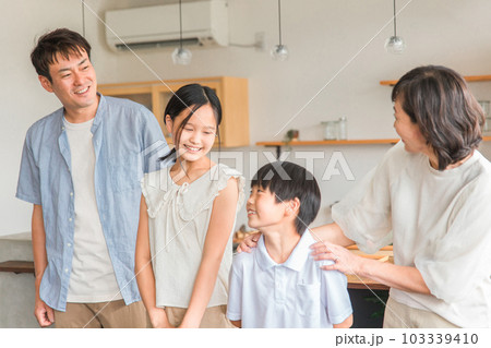 楽しそうにおしゃべり・話す4人家族・ファミリー 楽しそうにおしゃべり・話す4人家族・ファミリー 103339410