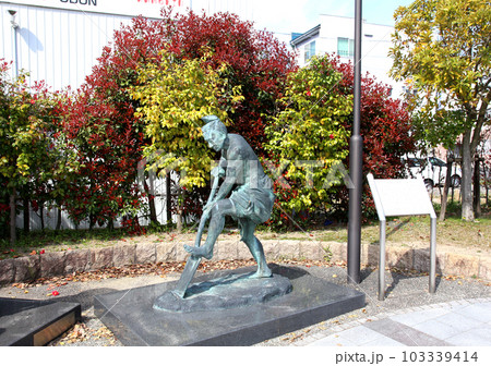 遊行の砂持ち　遊行の砂持ち像　ゆうぎょうのすなもち　モニュメント　松尾芭蕉　気比神宮　敦賀市内　 103339414