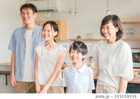 笑顔の仲のいいファミリー・4人家族 笑顔の仲のいいファミリー・4人家族 103339539