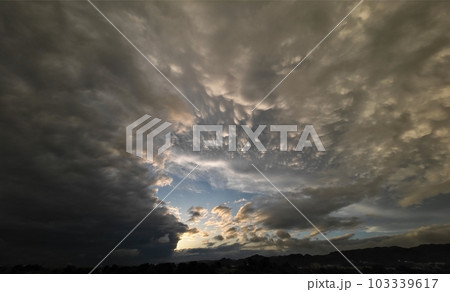 迫力のある雲が現れた春の夕空・超広角・空主体・230514pm 迫力のある雲が現れた春の夕空・超広角・空主体・230514pm 103339617
