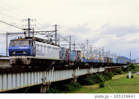 2001年　山陽線を走るEF200-901コンテナ貨物列車 103339641