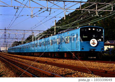 2001年　JR京都線を走る201系普通電車7両 103339649