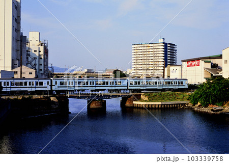 2001年 運河を渡る和田岬線のキハ35系300番台普通列車 2001年 運河を渡る和田岬線のキハ35系300番台普通列車 103339758