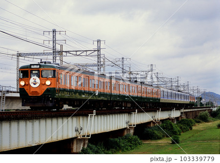 2001年　山陽線を走る113系普通電車7両 103339779