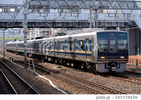 おおさか東線を走る207系直通快速7両 103339836