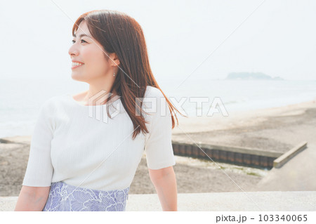 潮風に髪をなびかせる女性の横顔 103340065