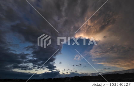 迫力のある雲が多彩に変化した春の夕空・超広角・空主体・230514pm 迫力のある雲が多彩に変化した春の夕空・超広角・空主体・230514pm 103340227