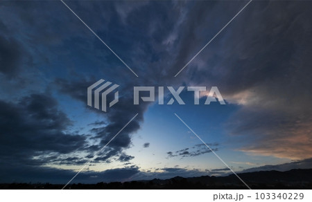 迫力のある雲が多彩に変化した春の夕空・超広角・空主体・230514pm 迫力のある雲が多彩に変化した春の夕空・超広角・空主体・230514pm 103340229