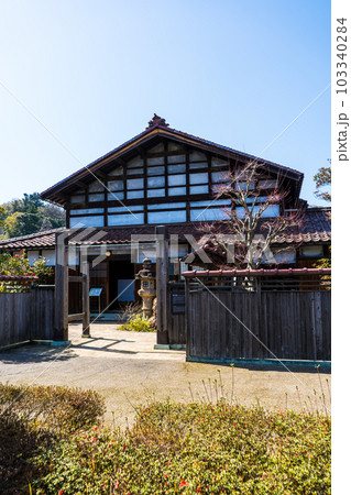 青空と移築された北前船主の屋敷｜蘇梁館｜古民家イメージ｜石川県加賀市 103340284