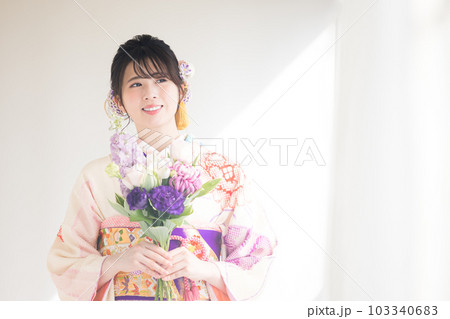 着物 総絞りの振袖を着ている女性のポートレート 着物 総絞りの振袖を着ている女性のポートレート 103340683