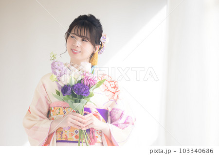 着物　総絞りの振袖を着ている女性のポートレート 103340686