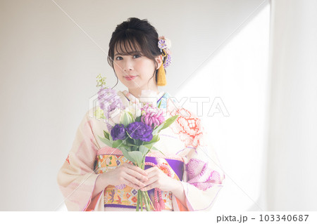 着物　総絞りの振袖を着ている女性のポートレート 103340687