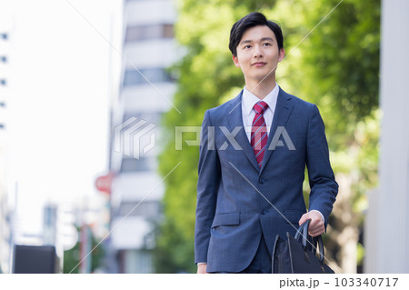 ビジネス 屋外を歩く若いビジネスマン ビジネス 屋外を歩く若いビジネスマン 103340717