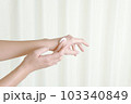 ハンドケアをする女性 103340849