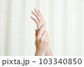 ハンドケアをする女性 103340850
