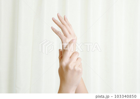 ハンドケアをする女性 103340850