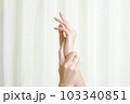 ハンドケアをする女性 103340851