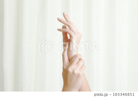 ハンドケアをする女性 103340851