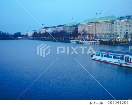 ハンブルク　夕暮れのアルスター湖 103341205