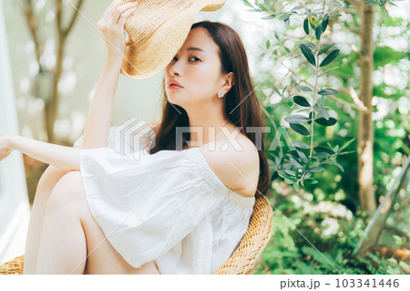 若い女性のリゾートイメージ 若い女性のリゾートイメージ 103341446