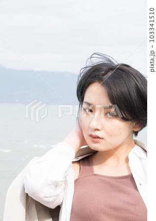 海辺の女性 海辺の女性 103341510