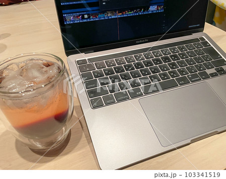 晩酌しながら残った仕事を片付ける 103341519