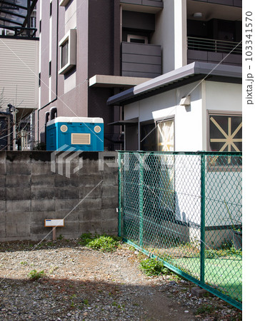 住宅街のブロック塀とフェンス 103341570