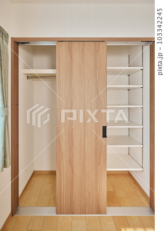 クローゼット　家　住宅　棚　収納 103342245