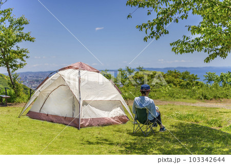 公園にテントを張ってのんびりとした時間を過ごす 103342644