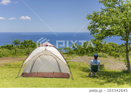 公園にテントを張ってのんびりとした時間を過ごす 103342645