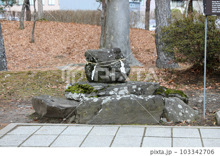 長野県　長野市　冬　八幡社　執念の石 103342706