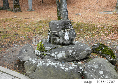 長野県　長野市　冬　八幡社　執念の石 103342707