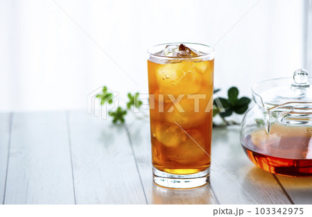 窓際の冷たいアイスティー 窓際の冷たいアイスティー 103342975