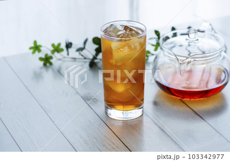 窓際の冷たいアイスティー 103342977