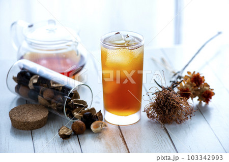 窓際の冷たいアイスティー 103342993