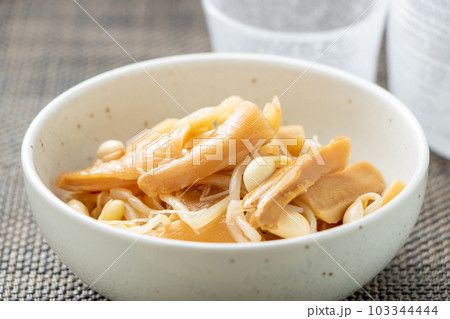 メンマともやしのピリ辛和え物。日本酒のおつまみイメージ。 103344444