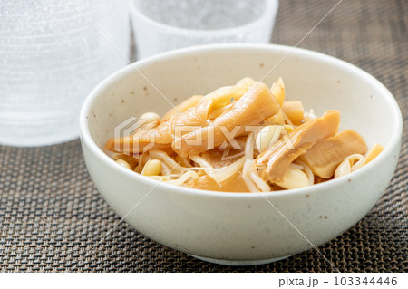 メンマともやしのピリ辛和え物。日本酒のおつまみイメージ。 103344446