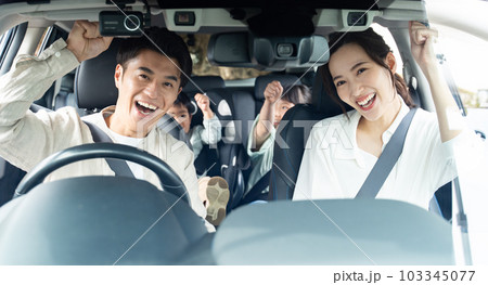 車に乗ってお出かけする4人家族 103345077