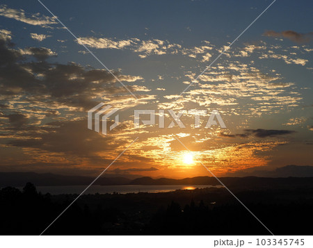猪苗代湖上空の鱗雲と湖面を夕日がオレンジ色に輝かせ、青空に印象的で綺麗だ。 猪苗代湖上空の鱗雲と湖面を夕日がオレンジ色に輝かせ、青空に印象的で綺麗だ。 103345745