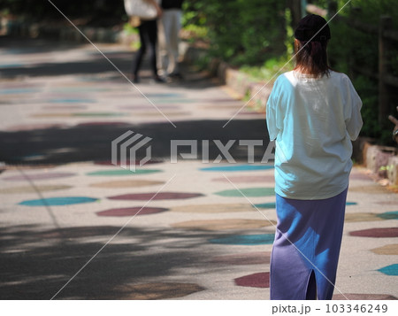 アンブレラスカイのカラフルな傘の影 甘楽総合公園(かんらDEアンブレラスカイ) アンブレラスカイのカラフルな傘の影 甘楽総合公園(かんらDEアンブレラスカイ) 103346249