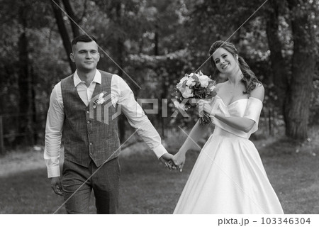 the first meeting of the bride and groom 103346304