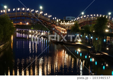 水郷潮来あやめ園 あやめ祭り土曜日の夜の前川 水面に映える光のファンタジー 水郷潮来あやめ園 あやめ祭り土曜日の夜の前川 水面に映える光のファンタジー 103346537
